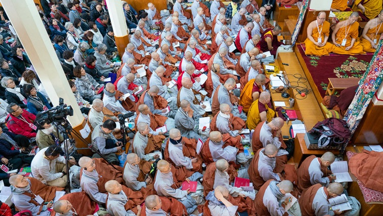Ein Blick auf den Innenraum des tibetischen Haupttempels während den Unterweisungen von Seiner Heiligkeit dem Dalai Lama in Dharamsala, HP, Indien am 6. November 2019. Foto: Ehrw. Tenzin Jamphel