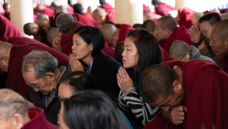 Die Teilnehmenden der Unterweisung folgen den Anweisungen von Seiner Heiligkeit dem Dalai Lama für die Erzeugung des Erleuchtungsgeistes – in Dharamsala, HP, Indien am 6. November 2019. Foto: Ehrw. Tenzin Jamphel