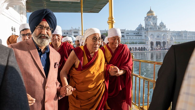 Seine Heiligkeit der Dalai Lama auf dem Weg zum Golden Temple im Zentrum von Harmandir Sahib, dem heiligsten Ort des Sikhismus. In Amritsar, Punjab, Indien am 9. November 2019. Foto: Tenzin Choejor