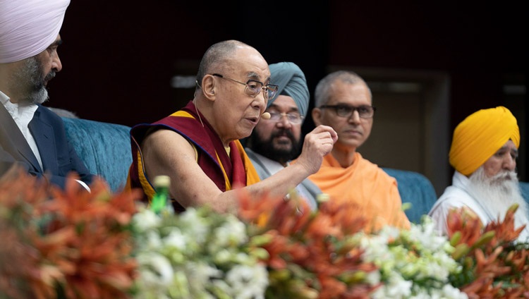Seine Heiligkeit der Dalai Lama spricht anlässlich des Interreligiösen Konklaves an der Guru Nanak Dev University in Amritsar, Punjab, Indien am 9. November 2019. Foto von Tenzin Choejor