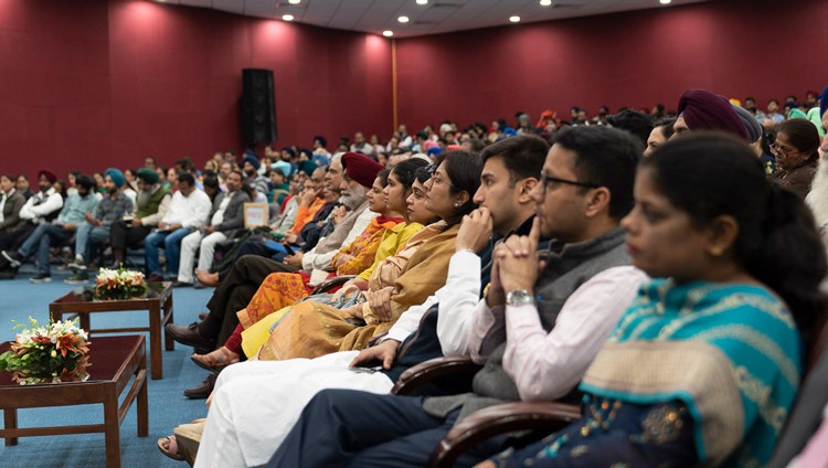 Die Teilnehmer der Veranstaltung hören Seiner Heiligkeit dem Dalai Lama beim Interreligiösen Konklave an der Guru Nanak Dev University zu. In Amritsar, Punjab, Indien am 9. November 2019. Foto von Tenzin Choejor