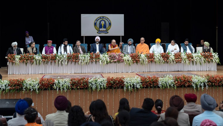 Ein Blick auf die Bühne der Guru Nanak Dev University als Seine Heiligkeit der Dalai Lama anlässlich des Interreligiösen Konklaves spricht. In Amritsar, Punjab, Indien am 9. November 2019. Foto von Tenzin Choejor