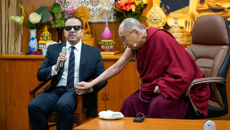 Der Lieutenant Governor des Staates Washington, Cyrus Habib, präsentiert das Programm mit Seiner Heiligkeit dem Dalai Lama in seiner Residenz in Dharamsala, HP, Indien am 11. November 2019. Foto: Ehrw. Tenzin Jamphel
