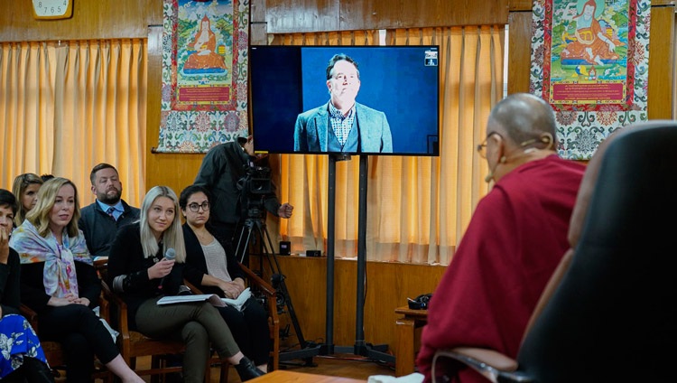 Ein Teilnehmender von der Seattle University im Staat Washington stellt über die Videoverbindung Seiner Heiligkeit dem Dalai Lama eine Frage. In Dharamsala, HP, Indien am 11. November 2019. Foto: Ehrw. Tenzin Jamphel