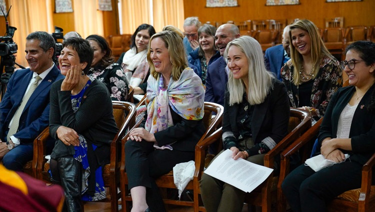 Teilnehmende reagieren auf die Ausführungen von Seiner Heiligkeit dem Dalai Lama während ihrer Begegnung in Dharamsala, HP, Indien am 11. November 2019. Foto: Ehrw. Tenzin Jamphel