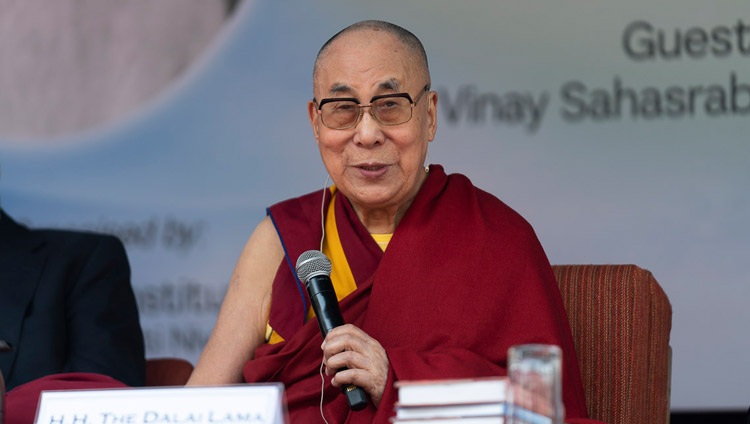 Seine Heiligkeit der Dalai Lama spricht die 24. Dr. Sarvepalli Radhakrishnan Gedenkvorlesung über "Universelle Ethik" im Indian International Centre in Neu Delhi, Indien am 21. November 2019. Foto: Tenzin Choejor