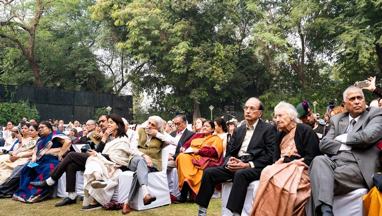 Einige der 250 Teilnehmer der 24. Sarvepalli Radhakrishnan Memorial Lecture auf dem Brunnenrasen des Indian International Centre in Neu-Delhi, Indien am 21. November 2019. Foto: Tenzin Choejor