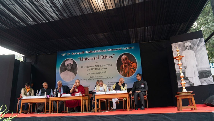 Ein Blick auf die Bühne im Indian International Centre als Seine Heiligkeit der Dalai Lama nach seinem Vortrag Fragen aus dem Publikum beantwortet - im Indian International Centre am 21. November 2019 in Neu Delhi, Indien. Foto: Tenzin Choejor