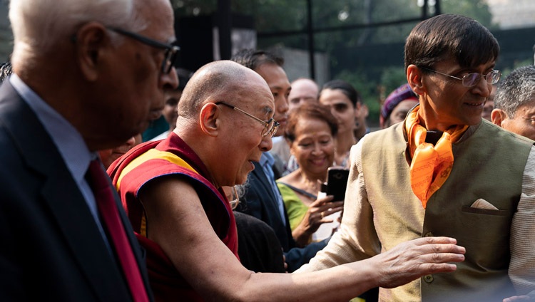 Seine Heiligkeit der Dalai Lama begrüßt die Teilnehmer beim Verlassen der Bühne zum Abschluss des Programms im Indian International Centre in Neu-Delhi, Indien am 21. November 2019. Foto: Tenzin Choejor