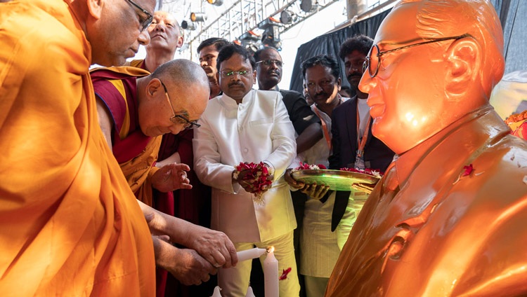 Seine Heiligkeit der Dalai Lama zollt einer Statue von B. R. Ambedkar Respekt im Sportstadion des P.E.S. College of Physical Education in Aurangabad, Maharashtra, Indien am 24. November 2019. Foto: Tenzin Choejor