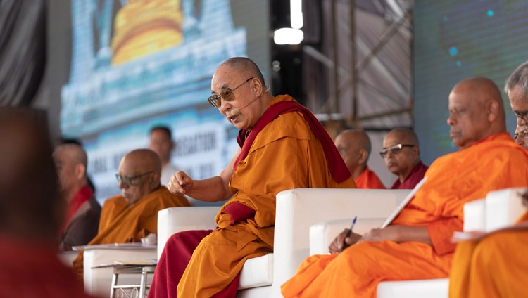 Seine Heiligkeit der Dalai Lama spricht während seiner allgemeinen Unterweisung für Buddhisten in Aurangabad, Maharastra, Indien am 24. November 2019. Foto: Tenzin Choejor
