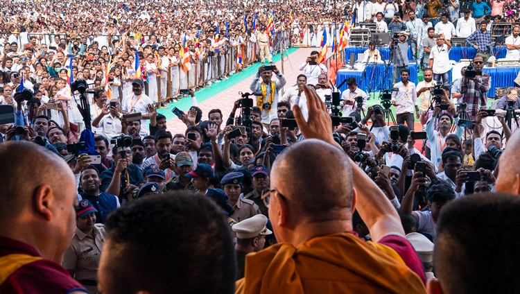 Seine Heiligkeit der Dalai Lama winkt der Menge von über 50.000 Menschen zu, während er sich darauf vorbereitet, nach seiner Unterweisung im Sportstadion des P.E.S. College of Physical Education abzureisen. In Aurangabad, Maharashtra, Indien, am 24. November 2019. Foto: Tenzin Choejor