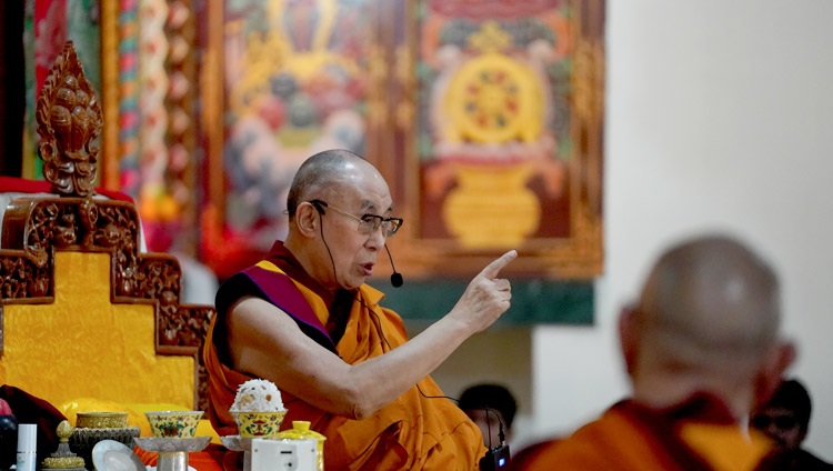 Seine Heiligkeit der Dalai Lama spricht bei der Begrüßungszeremonie zu seiner Ankunft im Drepung Lachi in Mundgod, Karnataka, Indien am 12. Dezember 2019. Foto von Lobsang Tsering