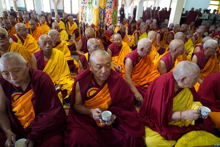 Mönche beim Tee während der Zeremonien zur Begrüßung Seiner Heiligkeit des Dalai Lama zu Drepung Lachi in Mundgod, Karnataka, Indien am 12. Dezember 2019. Foto von Lobsang Tsering