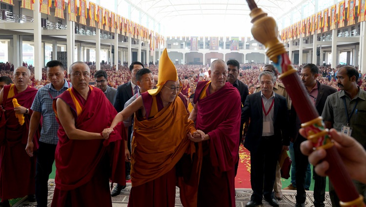 Seine Heiligkeit der Dalai Lama bei der Ankunft auf dem neuen Debattenhof des Drepung Gomang Klosters in Mundgod, Karnataka, Indien am 14. Dezember 2019. Foto von Lobsang Tsering