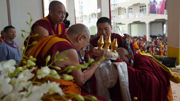 Abt Lobsang Gyaltsen bietet ein Mandala und die dreifachen Darstellungen von Körper, Sprache und Geist des Buddha bei der Einweihung des neuen Debattenhofes des Klosters Drepung Gomang in Mundgod, Karnataka, Indien am 14. Dezember 2019. Foto von Lobsang Tsering
