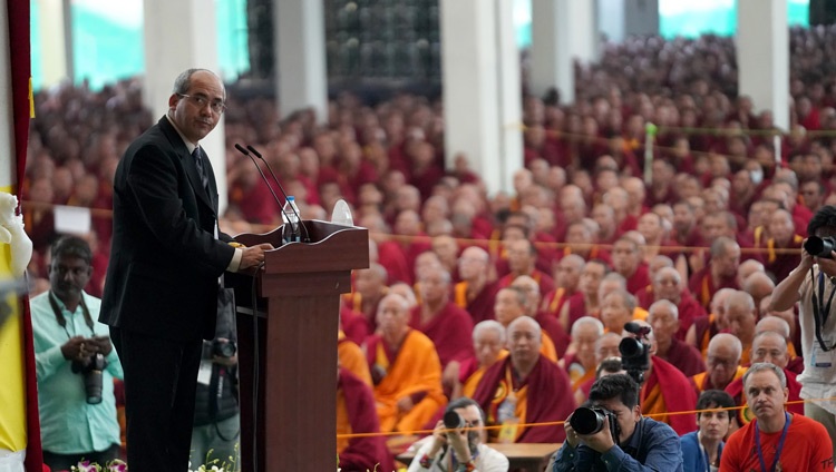 Direktor Dr. Lobsang Tenzin Negi sprach in einer kurzen Zeremonie anlässlich des Abschlusses einer sechsjährigen Umsetzungsphase der Emory Tibet Science Initiative (ETSI) auf dem neuen Debattenhof des Drepung Gomang Klosters in Mundgod, Karnataka, Indien, am 14. Dezember 2019. Foto von Lobsang Tsering