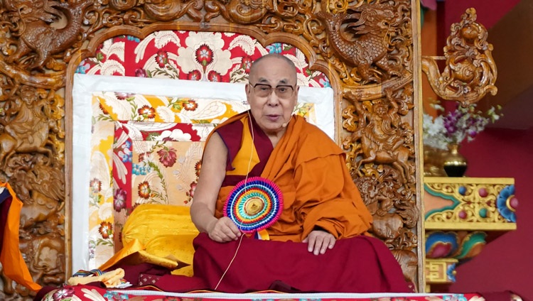 Seine Heiligkeit der Dalai Lama spricht bei der Zeremonie zum Abschluss einer sechsjährigen Umsetzungsphase der Emory Tibet Science Initiative (ETSI) auf dem neuen Debattenhof des Drepung Gomang Klosters in Mundgod, Karnataka, Indien am 14. Dezember 2019. Foto von Lobsang Tsering