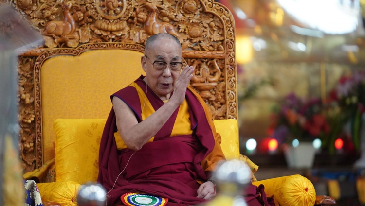 Seine Heiligkeit der Dalai Lama teilt seine Gedanken auf dem Symposium über Aryadevas '400 Verse über den mittleren Weg' in der Drepung Loseling Versammlungshalle in Mundgod, Karnataka, Indien am 17. Dezember 2019. Foto von Lobsang Tsering