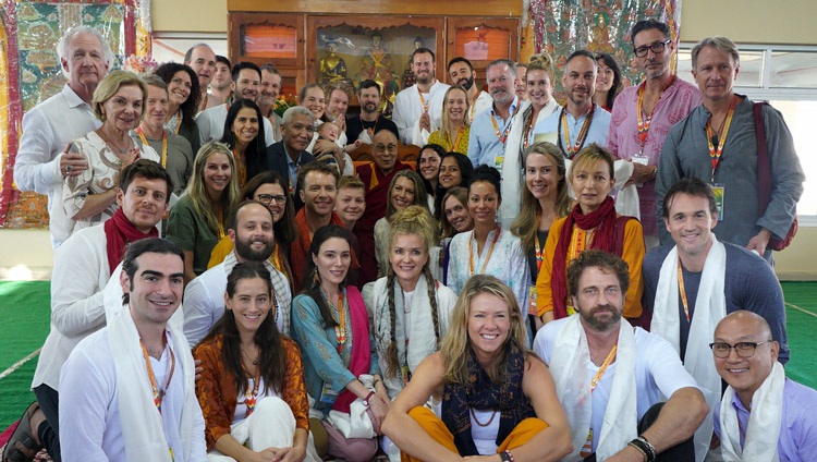 Seine Heiligkeit der Dalai Lama mit den Schirmherren und Unterstützern der internationalen Konferenz über 'Jé Tsongkhapa, Leben und Vermächtnis' nach ihrem Treffen im Kloster Gaden Shartse in Mundgod, Karnataka, Indien am 19. Dezember 2019. Foto von Lobsang Tsering