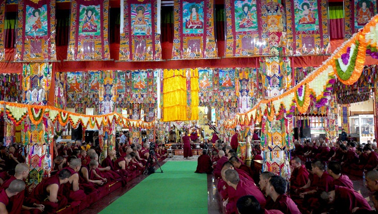 Ein Blick auf die Gaden Shartse Versammlungshalle während der Debattensitzung, an der Seine Heiligkeit der Dalai Lama am 19. Dezember 2019 in Mundgod Karnataka, Indien, teilnahm. Foto von Lobsang Tsering