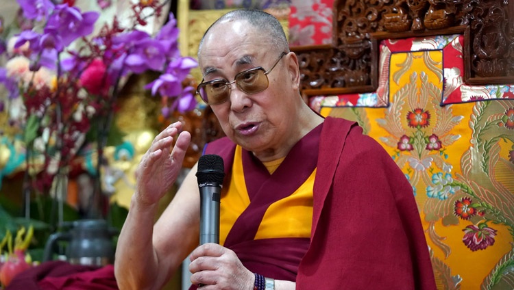 Seine Heiligkeit der Dalai Lama spricht während der Debattensitzung in der Gaden Shartse Versammlungshalle in Mundgod Karnataka, Indien, am 19. Dezember 2019 vor der Gemeinde. Foto von Lobsang Tsering