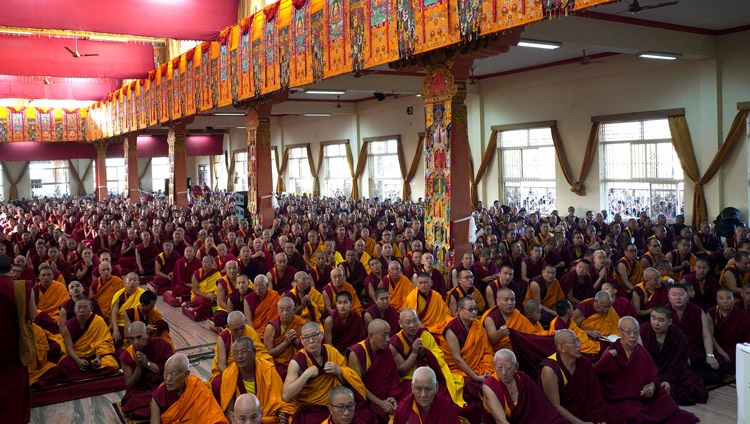 Ein Blick auf einige der mehr als 15‘000 Menschen während der Langlebenszeremonie für Seine Heiligkeit den Dalai Lama - in Mundgod, Karnataka, Indien am 22. Dezember 2019. Foto von Lobsang Tsering