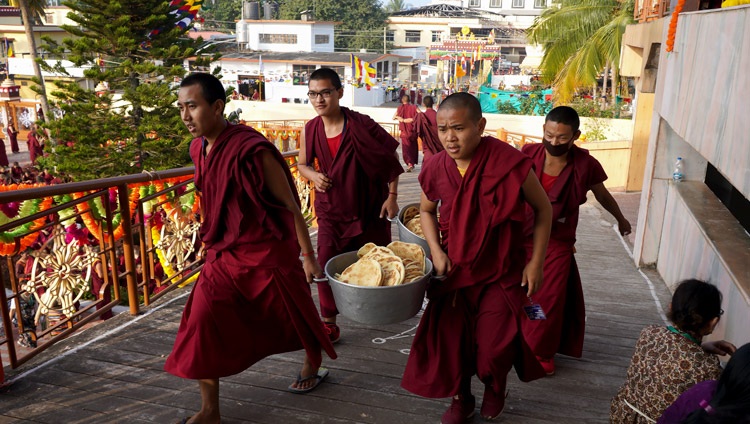 Junge Mönche tragen Brot, um es an die Teilnehmenden der Langlebenszeremonie für Seine Heiligkeit den Dalai Lama zu verteilen - in Mundgod, Karnataka, Indien am 22. Dezember 2019. Foto von Lobsang Tsering