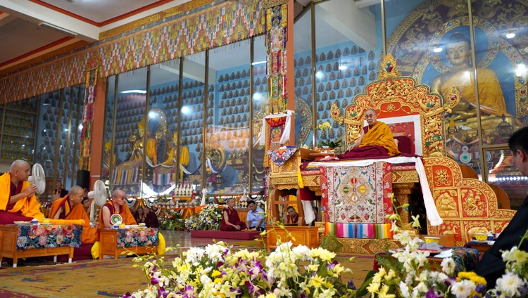 Seine Heiligkeit der Dalai Lama spricht während der Langlebenszeremonie im Gaden Jangtse Kloster in Mundgod, Karnataka, Indien am 22. Dezember 2019. Foto von Lobsang Tsering