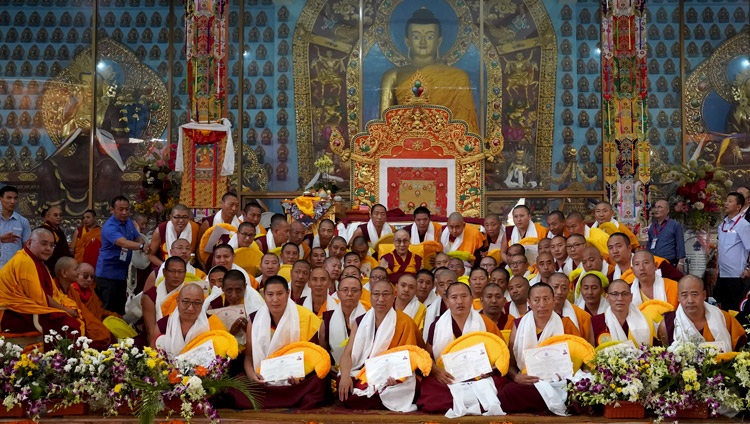 Seine Heiligkeit der Dalai Lama posiert mit frisch diplomierten Geshe Lharamapas für Gruppenfotos im Gaden Jangtse Kloster in Mundgod, Karnataka, Indien am 22. Dezember 2019. Foto von Lobsang Tsering