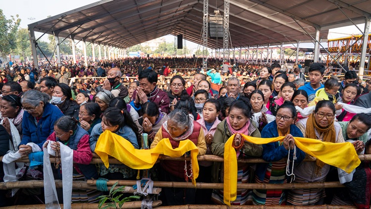 Anwesende warten auf die Ankunft Seiner Heiligkeit des Dalai Lama auf dem Kalackakra-Gelände in Bodhgaya, Bihar, Indien am 6. Januar 2020. Foto von Tenzin Choejor