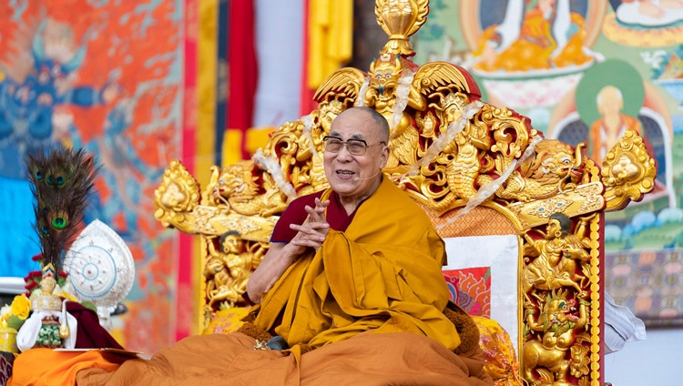 Seine Heiligkeit der Dalai Lama spricht am letzten Tag seiner Belehrungen auf dem Kalachakra-Grund in Bodhgaya, Bihar, Indien, am 6. Januar 2020 zu der Menge. Foto von Tenzin Choejor