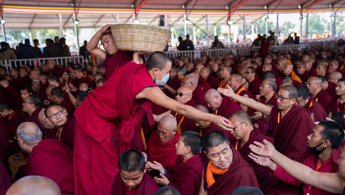 Anwesende bei der Ablegung der Bodhisattva-Gelübde unter der Leitung Seiner Heiligkeit des Dalai Lama auf dem Kalachakra-Grund in Bodhgaya, Bihar, Indien am 6. Januar 2020. Foto von Tenzin Choejor