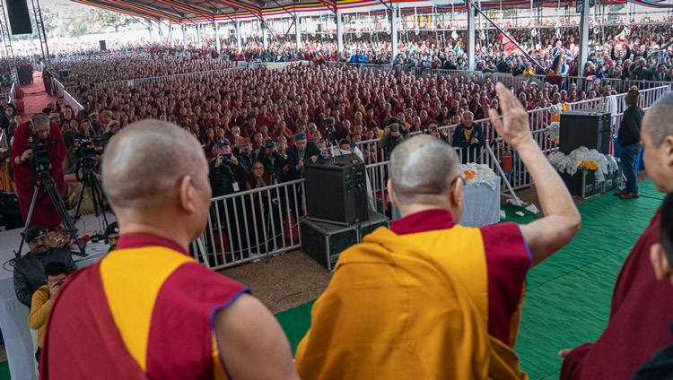 Seine Heiligkeit der Dalai Lama winkt der Menge zu und verlässt den Kalachakra-Grund am Ende seiner Unterweisungen in Bodhgaya, Bihar, Indien am 6. Januar 2020. Foto von Tenzin Choejor