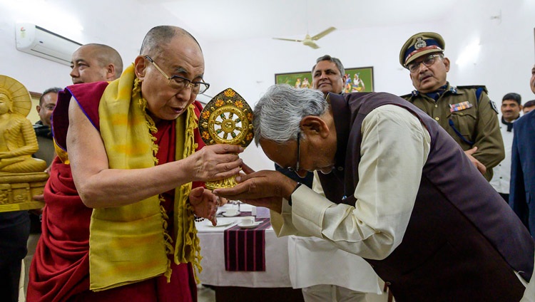 Seine Heiligkeit der Dalai Lama überreicht dem Ministerpräsidenten von Bihar, Nitish Kumar, ein Dharma-Rad zum Abschluss ihres Treffens in der Residenz des Ministerpräsidenten in Patna, Bihar, Indien, am 17. Januar 2020. Foto von Lobsang Tsering