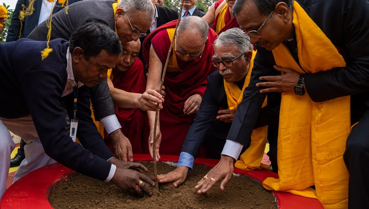 Seine Heiligkeit der Dalai Lama pflanzt zusammen mit dem Obersten Richter von Bihar Sanjay Karol und den begleitenden Richtern des Obersten Gerichtshofs von Patna einen Setzling zum Gedenken an seinen Besuch der Bihar-Justizschule in Patna, Bihar, Indien am 18. Januar 2020. Foto von Lobsang Tsering