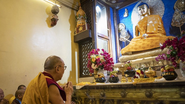Seine Heiligkeit der Dalai Lama erweist seine Ehrerbietung vor der Buddha-Statue innerhalb der Stupa im Mahabodhi-Tempel in Bodhgaya, Bihar, Indien, am 17. Januar 2020. Foto von Tenzin Choejor
