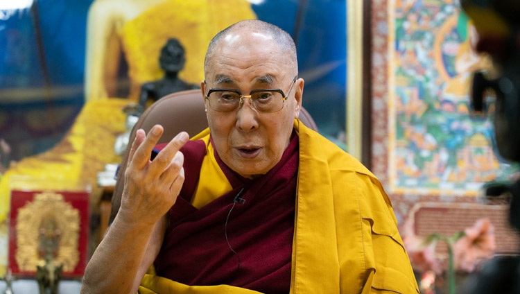 Seine Heiligkeit der Dalai Lama spricht aus seinem Wohnzimmer über das Web zu Zuschauern aus der ganzen Welt. In Dharamsala, HP, Indien am 16. Mai 2020. Foto: Ehrw. Tenzin Jamphel