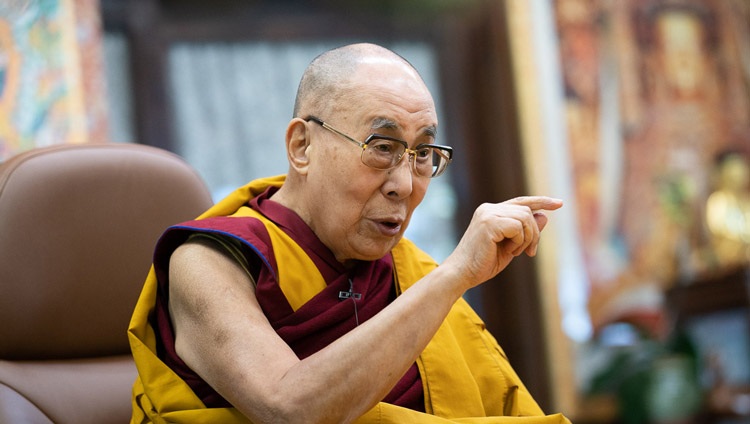 Seine Heiligkeit der Dalai Lama spricht aus seinem Wohnzimmer über das Web zu Zuschauern aus der ganzen Welt. In Dharamsala, HP, Indien am 16. Mai 2020. Foto: Ehrw. Tenzin Jamphel