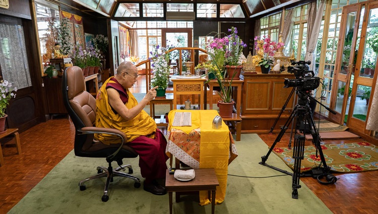 Seine Heiligkeit der Dalai Lama spricht aus seinem Wohnzimmer über Webcast zu Menschen aus der ganzen Welt. In Dharamsala, HP, Indien am 17. Mai 2020. Foto: Ehrw. Tenzin Jamphel