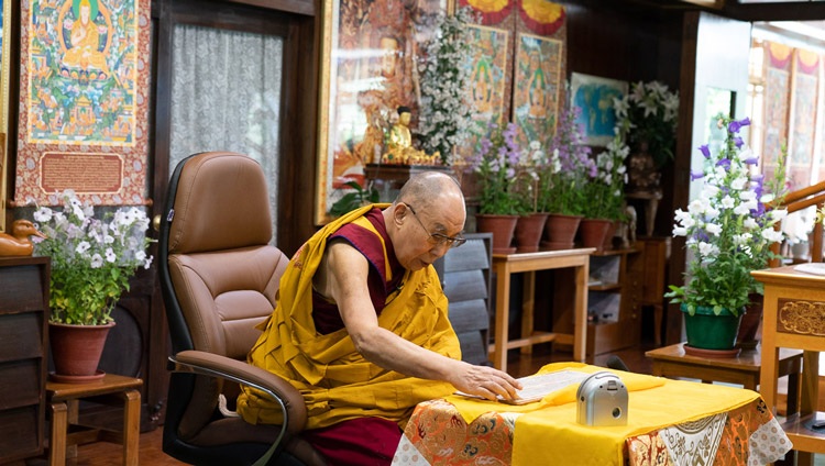 Seine Heiligkeit der Dalai Lama liest aus Nagarjunas „Kostbarer Kranz“ in seinem Wohnzimmer in Dharamsala, HP, Indien am 17. Mai 2020. Foto: Ehrw. Tenzin Jamphel