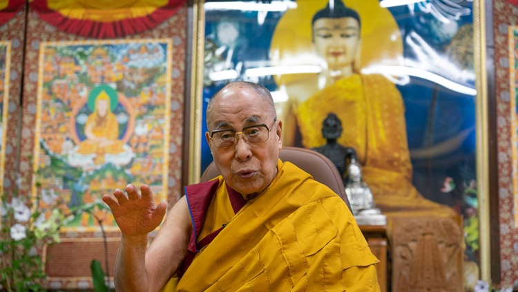 Seine Heiligkeit der Dalai Lama spricht aus seinem Wohnzimmer über Webcast zu Menschen aus der ganzen Welt. In Dharamsala, HP, Indien am 17. Mai 2020. Foto: Ehrw. Tenzin Jamphel