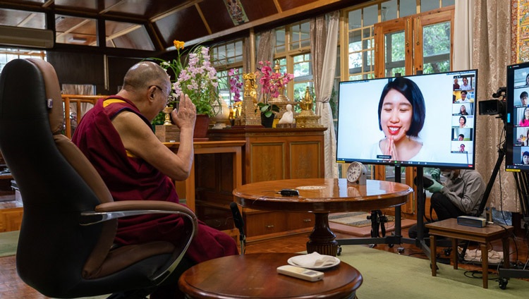 Seine Heiligkeit der Dalai Lama im Gespräch mit jungen Menschen aus Südostasien über eine Videoschaltung. In Dharamsala, HP, Indien am 7. Juni 2020. Foto: Ehrw. Tenzin Jamphel
