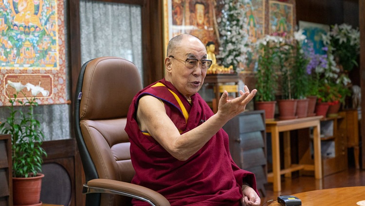 Seine Heiligkeit der Dalai Lama im Gespräch mit jungen Menschen aus Südostasien über eine Videoschaltung. In Dharamsala, HP, Indien am 7. Juni 2020. Foto: Ehrw. Tenzin Jamphel