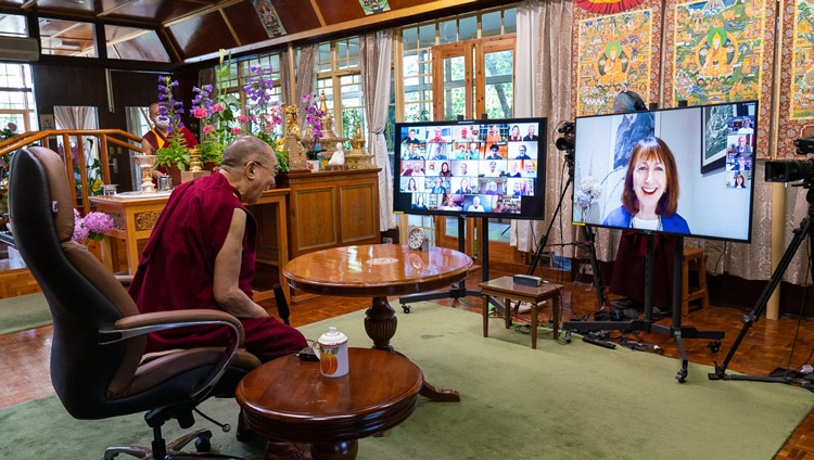 Susan Bauer-Wu, Präsidentin des Mind & Life Institute, begrüsst und eröffnet den Dialog mit Seiner Heiligkeit dem Dalai Lama per Videokonferenz in Dharamsala, HP, Indien am 20. Juni 2020. Foto: Ehrw. Tenzin Jamphel