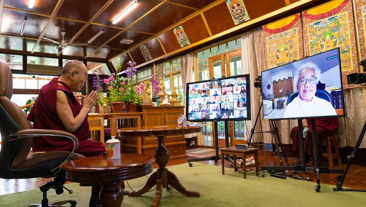Seine Heiligkeit der Dalai Lama während des Online-Dialogs vom Mind & Life Institute in seiner Residenz in Dharamsala, HP, Indien am 20. Juni 2020. Foto: Tenzin Phuntsok