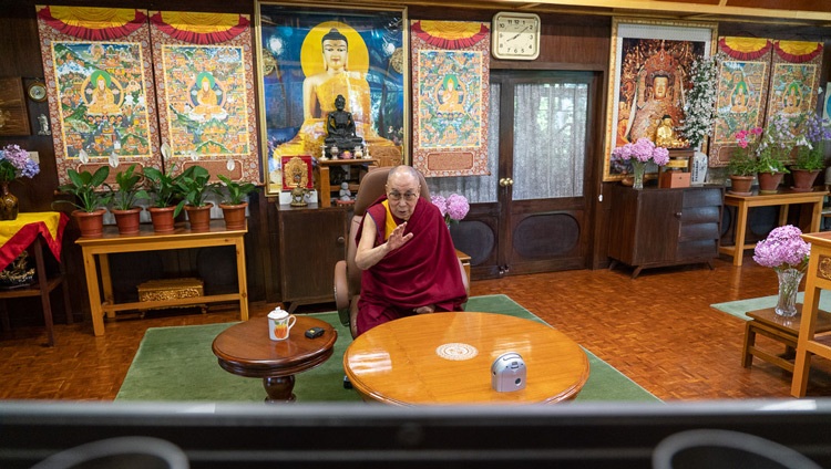 Seine Heiligkeit der Dalai Lama nimmt am Online-Gespräch des Mind & Life Institute über Resilienz, Mitgefühl und Wissenschaft aus seiner Residenz teil. In Dharamsala, HP, Indien am 20. Juni 2020. Foto: Tenzin Jamphel