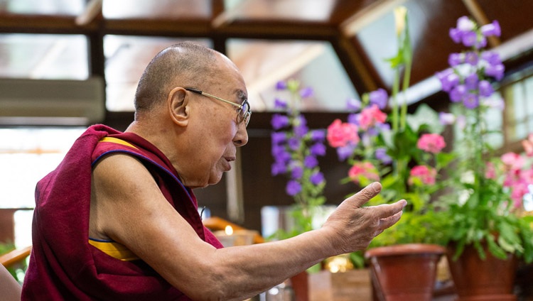 Seine Heiligkeit der Dalai Lama nimmt am Online-Gespräch des Mind & Life Institute über Resilienz, Mitgefühl und Wissenschaft aus seiner Residenz teil. In Dharamsala, HP, Indien am 20. Juni 2020. Foto: Ehrw. Tenzin Jamphel