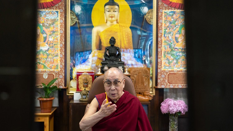 Seine Heiligkeit der Dalai Lama im Online-Dialog mit Studierenden und Vertretern der Amity-Universität aus seiner Residenz in Dharamsala, HP, Indien am 26. Juni 2020. Foto: Ehrw. Tenzin Jamphel
