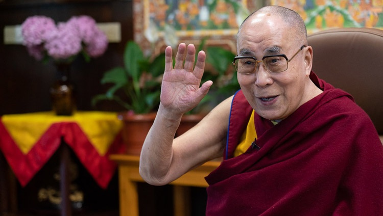 Seine Heiligkeit der Dalai Lama verabschiedet sich am Ende des Online-Dialogs von den Studierenden der Amity-Universität aus seiner Residenz in Dharamsala, HP, Indien am 26. Juni 2020. Foto: Ehrw. Tenzin Jamphel